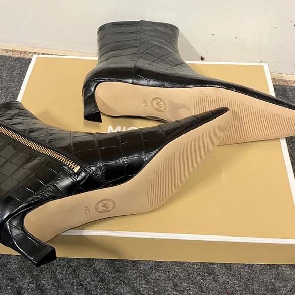 Michael Kors Gold Gift Box - Picture 4 of 4